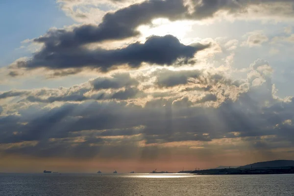 Paisaje Con Una Espectacular Puesta Sol Ardiente Costa Del Mar — Foto de Stock