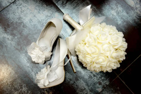 Zapatos Dama Honor Blancos Decorados Con Ramo Bodas Sobre Fondo — Foto de Stock