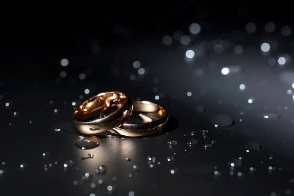 Wedding Rings Black Background White Rose Drops — Stock Photo, Image