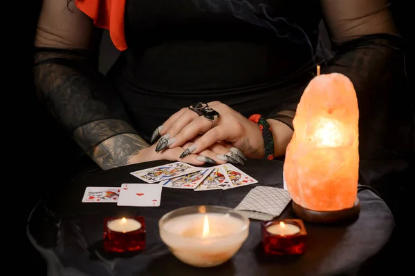 Menina Cigana Cartomante Com Lenço Vermelho Mesa Com Velas Cartões — Fotografia de Stock