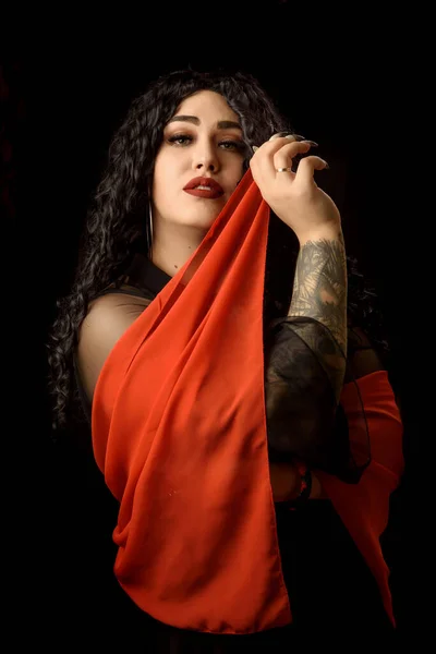 Menina Cigana Cartomante Com Uma Tatuagem Vestido Preto Com Lenço — Fotografia de Stock