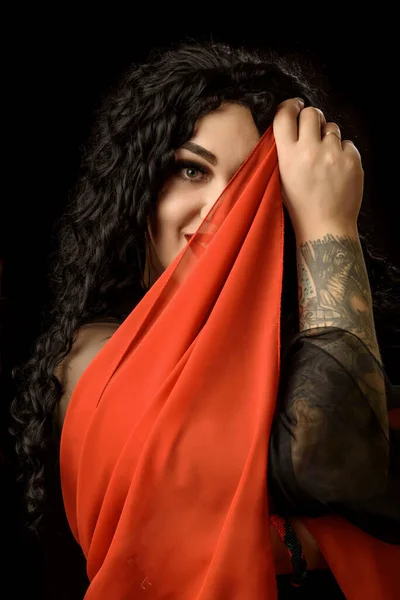 Dívka Cikánská Věštkyně Tetováním Černých Šatech Červeným Kapesníkem — Stock fotografie