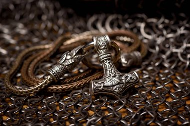 Thor 'un gümüş çekiç kolyesi, çelik zincir zırhı ve Viking kaskı. El yapımı. Mjolnir. Viking sembolü.