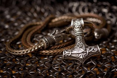 Thor 'un gümüş çekiç kolyesi, çelik zincir zırhı ve Viking kaskı. El yapımı. Mjolnir. Viking sembolü.