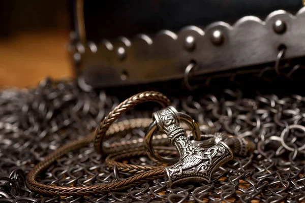 Thorovo Stříbrné Kladivo Řetízku Ocelová Drátěná Košile Vikingská Helma Ruční — Stock fotografie