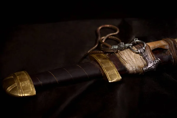 Wikinger Schlachtschwert Aus Stahl Mit Ledergriff Und Thor Silbernem Hammer — Stockfoto