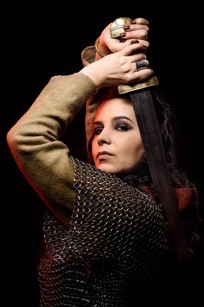 Uma Mulher Cabelos Escuros Com Uma Espada Guerreiro Escandinavo Uma — Fotografia de Stock