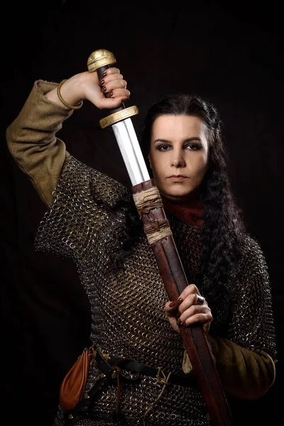 Uma Mulher Cabelos Escuros Com Uma Espada Guerreiro Escandinavo Uma Fotos De Bancos De Imagens Sem Royalties