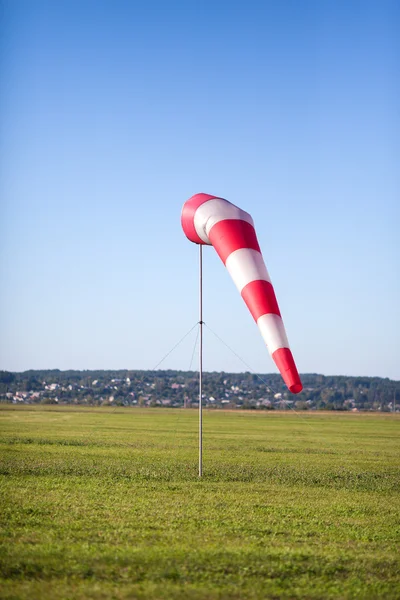 Ветроуказатель на легкий ветерок. — стоковое фото