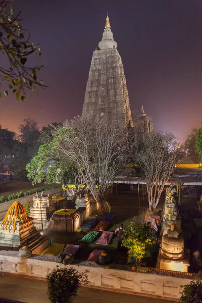 Mahabodi tempel in nachtelijke verlichting. — Stockfoto