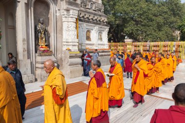 Rahipler Mahabodhi Tapınağı önünde.