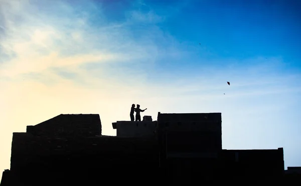 Niños en la azotea juegan con cometas . — Foto de Stock