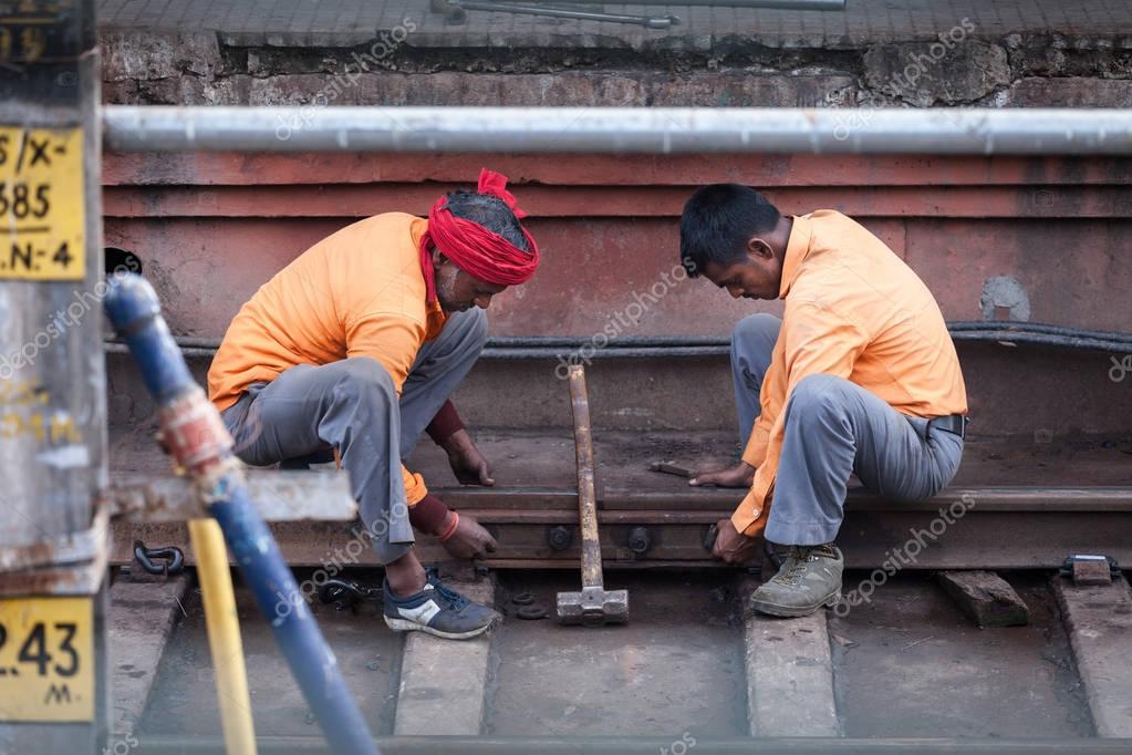 индус ремонтирует смартфон. ремонт индусы. шудры в индии. индусы на автомобиле. машиностроение индии.