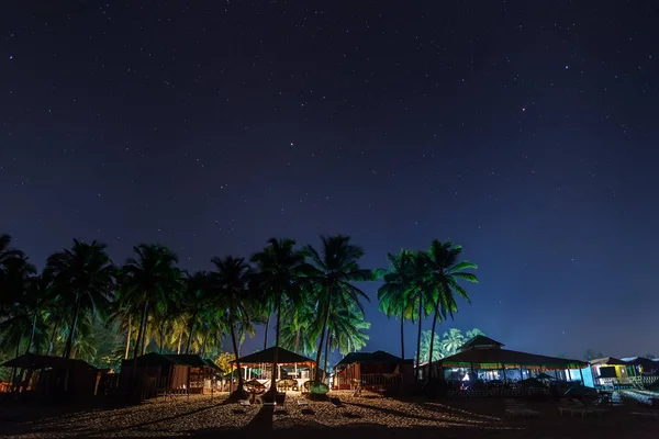 Os restaurantes de praia sob o céu noturno . — Fotografia de Stock