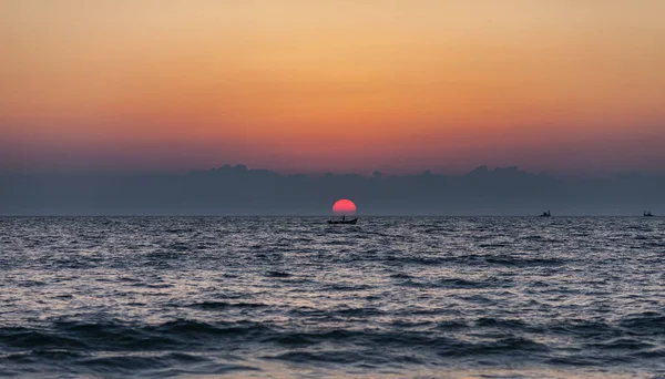 O pescador solitário está no barco — Fotografia de Stock