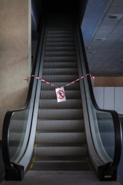 Yürüyen merdiven ofis binası değil çalışma.