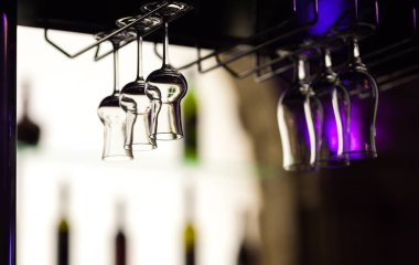 Gözlük grappa ve tropik kokteyller için asmak bir çubuğun üzerinde counte