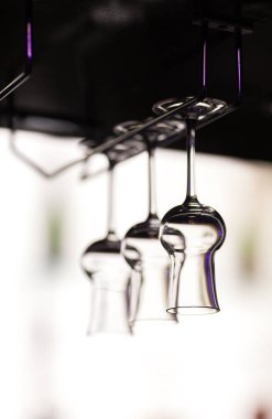 Gözlük bir grappa için asmak bir çubuğun üzerinde sayaç