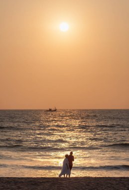Yaşlı birkaç gün batımını arka planı.