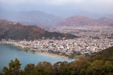 Panoramik göl Pheva ve şehir Pokhara bir parçası. 