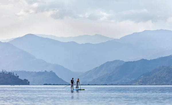 Standup ciekawy na jeziorze Pheva w Himalajach — Zdjęcie stockowe