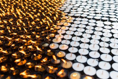 Budist hacılar gelen ateşli hediye olarak ritüel lambalar yaktı.