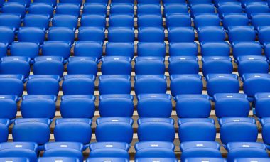 Mavi plastik koltuk üzerinde Stadyumu tribünü satırları.