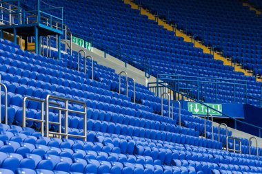 Mavi renkli Stadyumu'nun tribünleri.