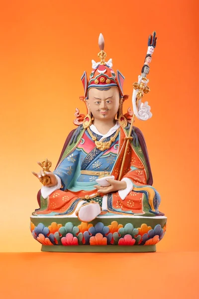 Figura de Padmasambhava sobre fondo naranja . —  Fotos de Stock