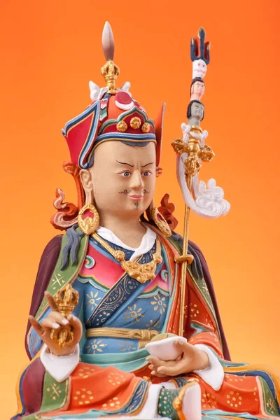 Beeldje van Guru Rinpoche met dorje. — Stockfoto