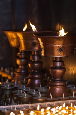 Büyük ve küçük ritüel kandil.