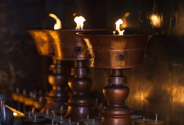 Grandes lâmpadas de manteiga no templo . — Fotografia de Stock