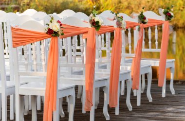 Beyaz sandalye bir tören başlangıcı için bekleyin.