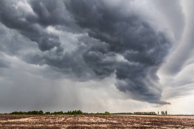 Alanının üstündeki yoğun gri bulutlar.