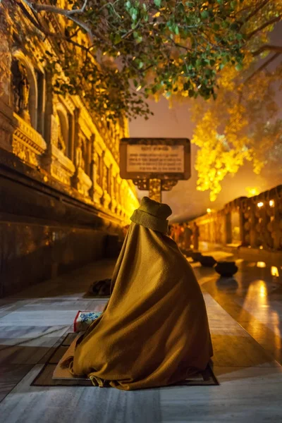 El monje meditante se ha escondido de los mosquitos — Foto de Stock