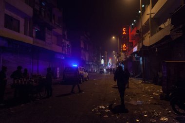 Polis devriye kirli gecekondu.