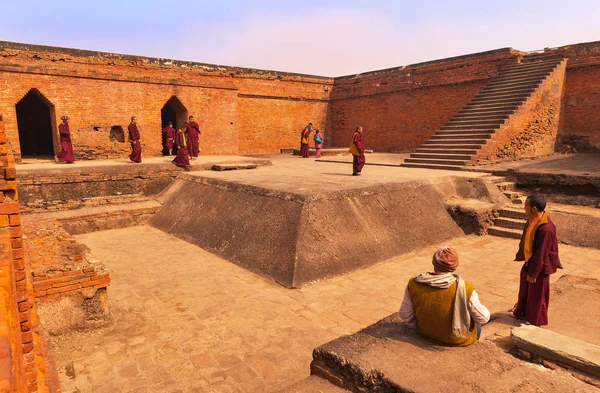 Antik Budist üniversitede Nalanda Budist hacılar.