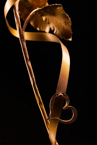 Detail Stalk Golden Rose Close Tape Heart Made Metal Black — Stock Photo, Image