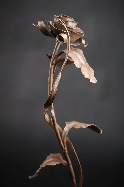 Bronz renk metal gül