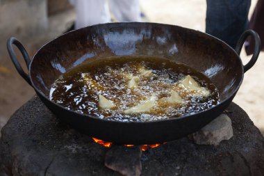 Samosa kaynar palm yağı büyük bir miktarda hazırlanıyor.