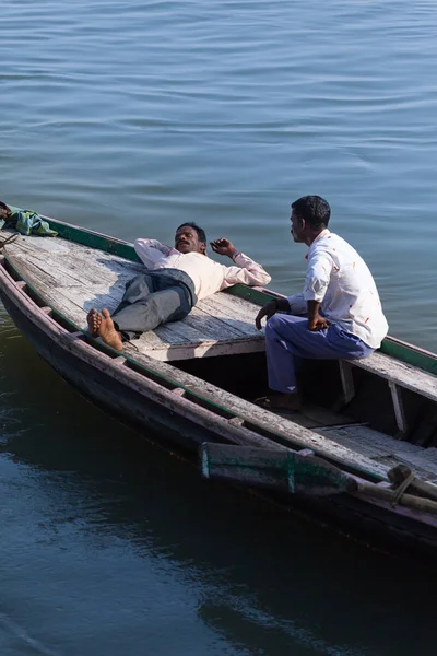 Rest der indischen Schiffer in Varanasi — Stockfoto