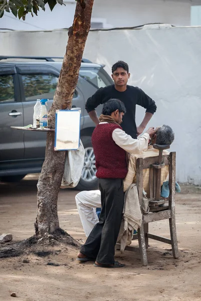 Barbearia de rua na Índia — Fotografia de Stock
