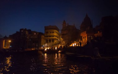 Gece kremasyon Manikarnika ghat üzerinde