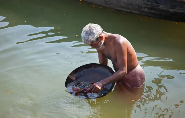 Viejos buscando cosas útiles en el río — Foto de Stock