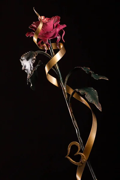 Kovová růže se zlatým srdcem — Stock fotografie