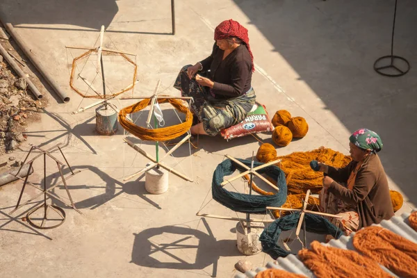 Mujeres nepalesas e hilos de lana — Foto de Stock