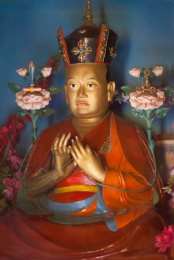 Siyah taç ile 16 Karmapa heykeli