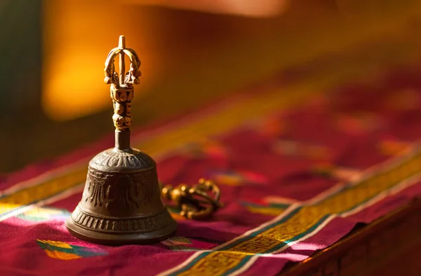 Campanello a mano, alla luce del sole dentro un tempio — Foto Stock