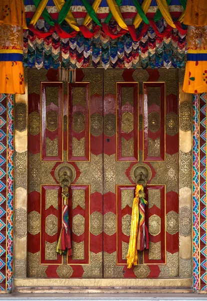 아름 다운, 우아한 마무리, 문을 불교 사원 — 스톡 사진