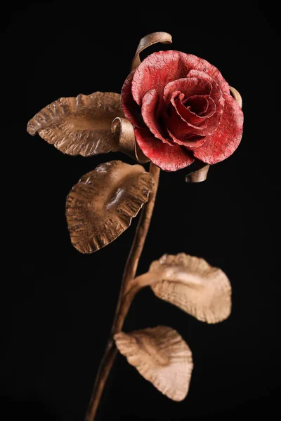 Πρόστιμο κόκκινο τριαντάφυλλο που γίνεται από ένα μεταλλικό — Φωτογραφία Αρχείου